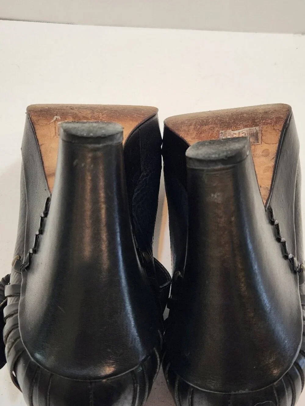 Frye Joy Black Leather Studded T-Strap Platform Sandals Made in Brazil Size 7B